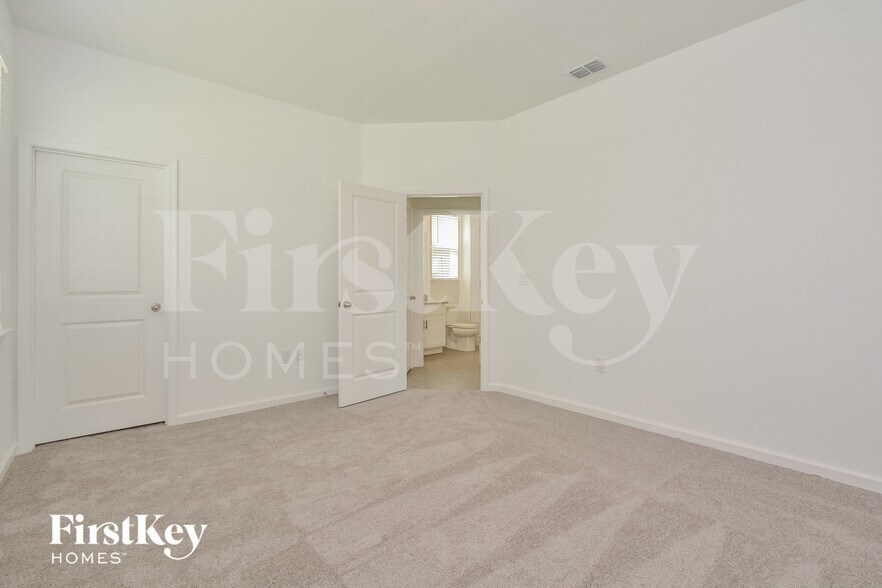 Building Photo - 611 Avila Pl