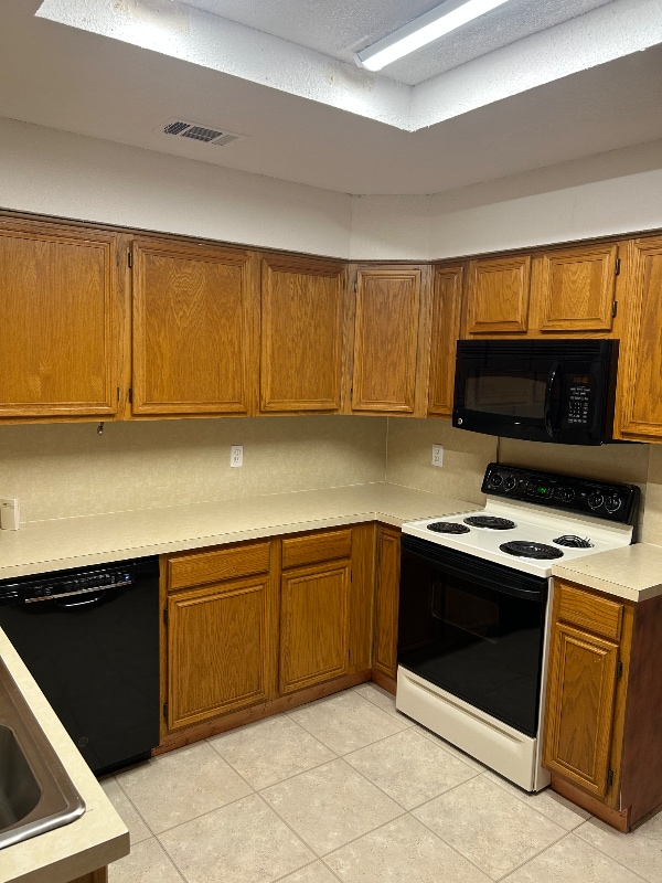 Building Photo - 801 Summit Dr