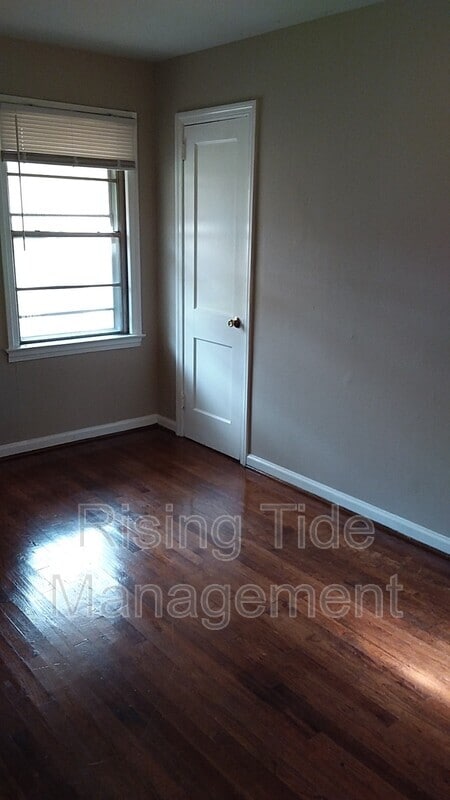 Building Photo - 1636 8th Ct W