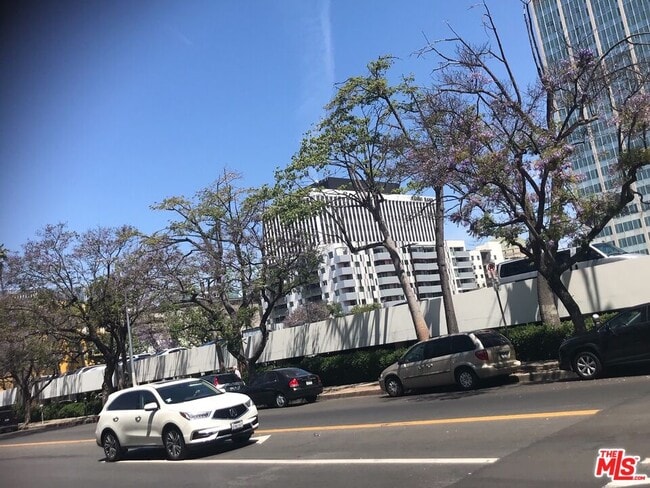 Building Photo - 701 S Kingsley Dr