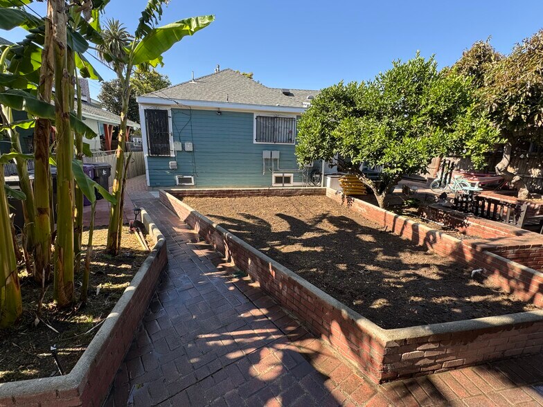 Building Photo - 534 E 19th St