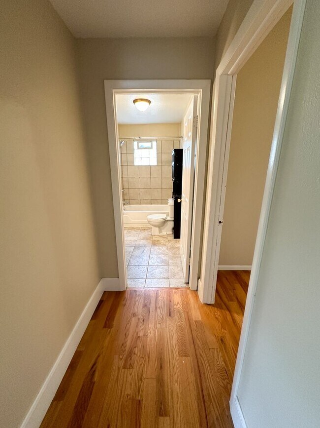Building Photo - Adorable Sloan's Half Duplex