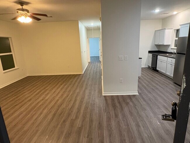 Building Photo - 914 Country Club Dr