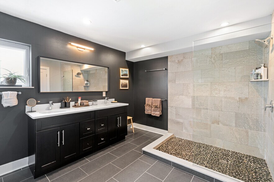 Main Bath - 1815 Blair St