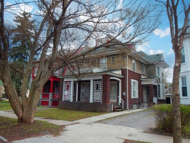 Building Photo - Available 6/1/26 - Spacious Home with Garage