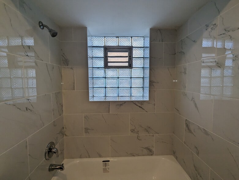 Building Photo - 1423 N Maplewood Ave