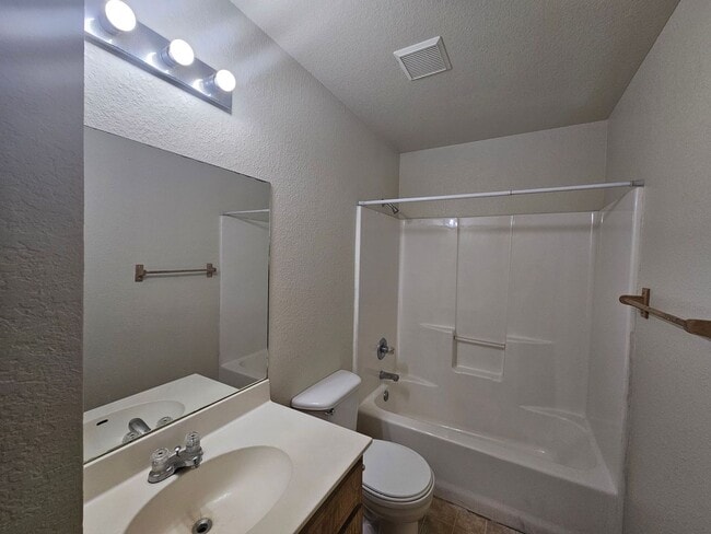 Building Photo - HUD / SECTION 8 ACCEPTED - MOVE IN READY!