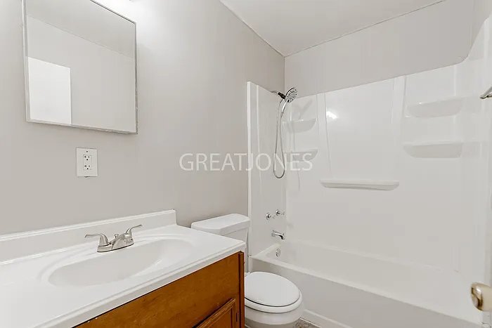 Building Photo - 700 Kester St