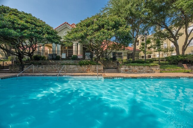 Building Photo - 530 Buckingham