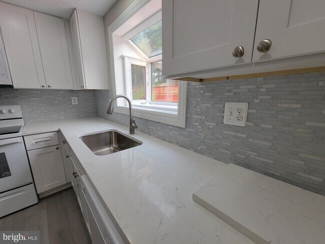 Building Photo - 7598 Springfield Hills Dr