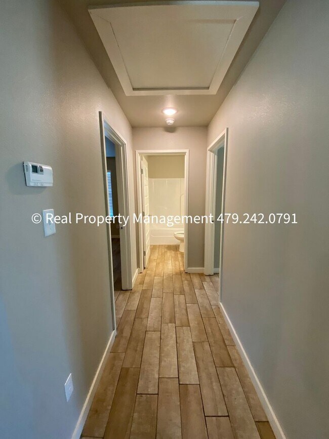 Building Photo - HALF OFF MOVE IN RENT!! 2 Bed 2 Bath Duplex close to Baptist Health