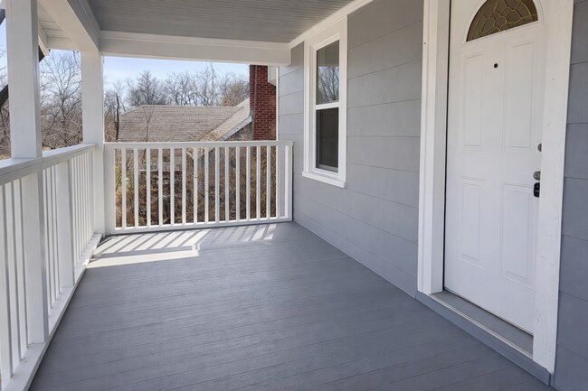 Building Photo - Cute Two Bedroom Home