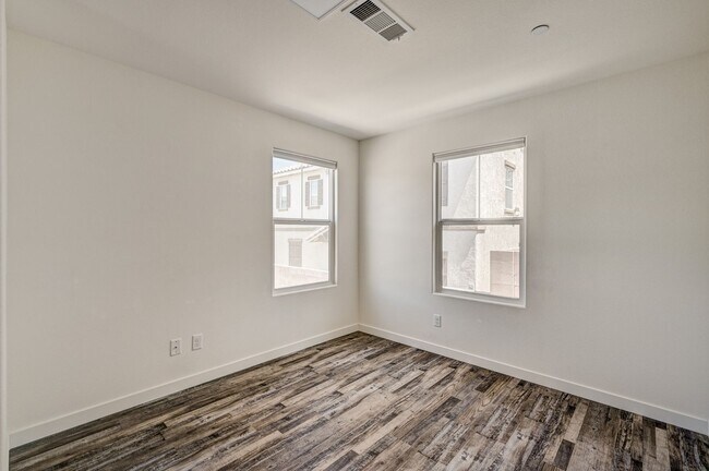 Building Photo - Exquisite Townhome - Life of luxury