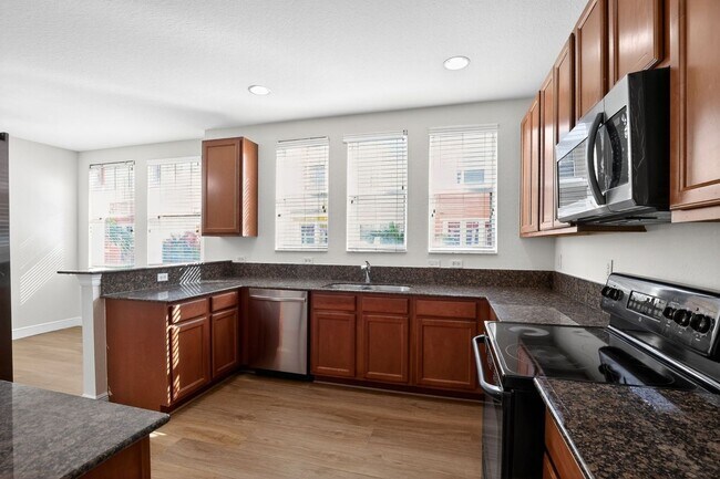 Building Photo - 4 Bedroom Townhome in West Palm Beach