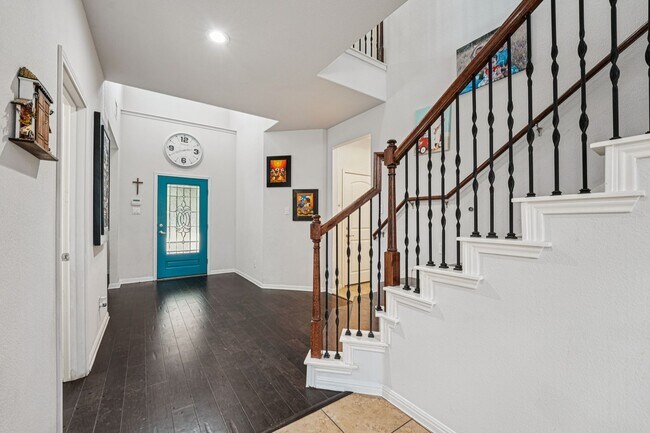 Building Photo - Massive 4 Bedroom, 2.5 Bathroom home in Blanco Vista - astro turfed front yard