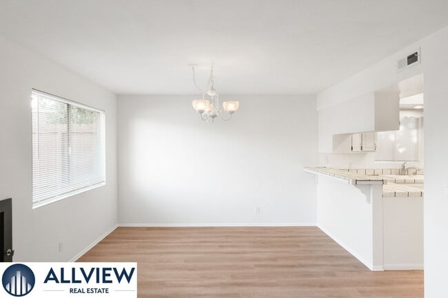 Building Photo - Gorgeous, updated 3 bed, 2 bath home in th...