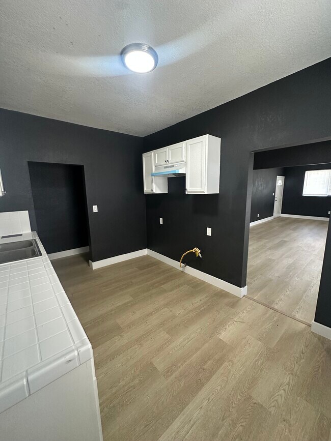 Building Photo - 248 E 54th, Los Angeles