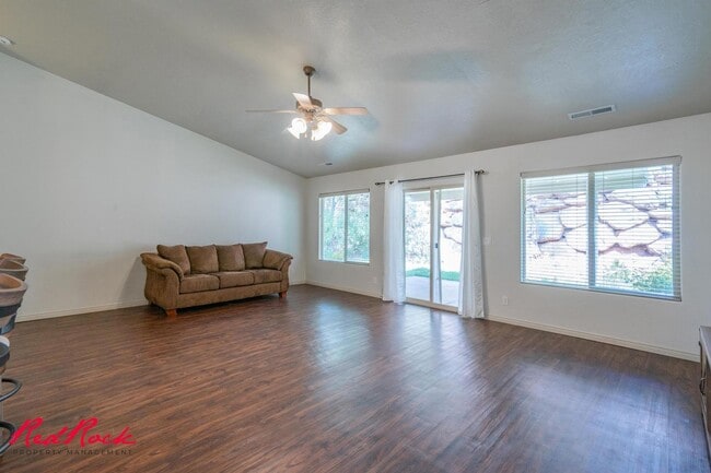 Building Photo - Partially Furnished 3 Bedroom Home with Co...