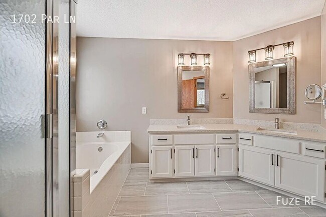 Building Photo - 1702 Par Ln