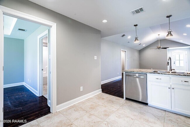 Building Photo - 319 Harvest Ln