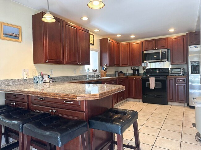 Building Photo - Winter Rental: Available Oct. 1-May 31 (Ut...