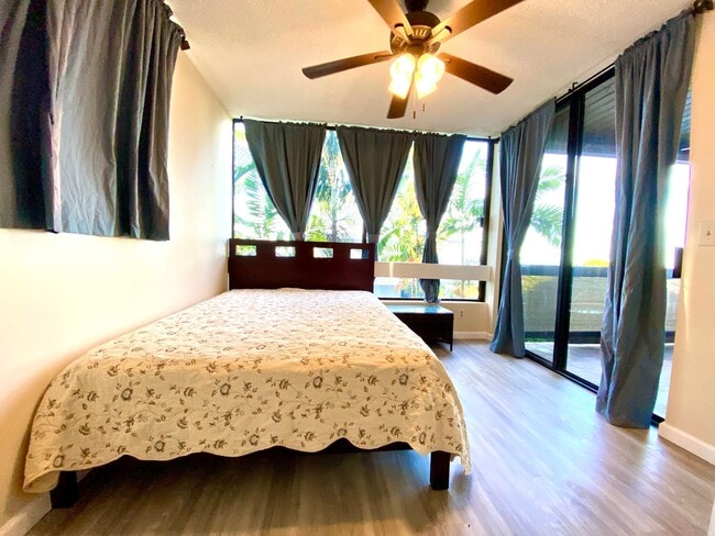 Building Photo - 3 bed / 3 bath furnished condo with ocean views!