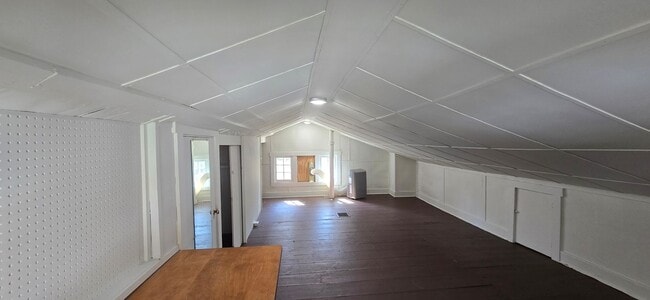 Building Photo - West End Home offering 3 Bedrooms, 1 bath!