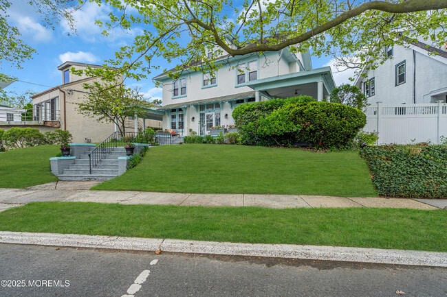 Building Photo - 704 8th Ave