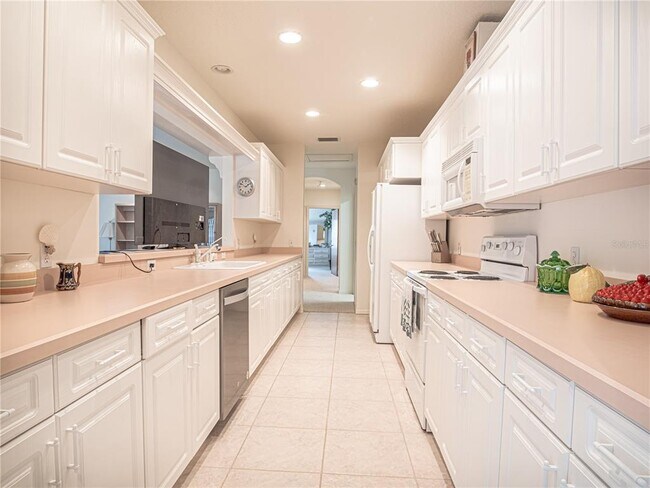 Building Photo - 920 E Lake Dr