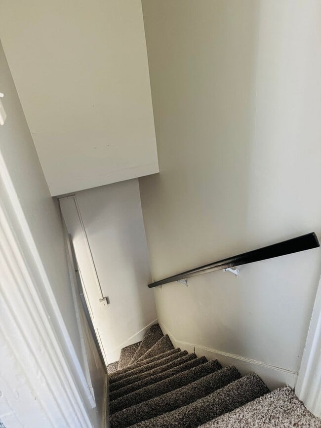 Building Photo - 328 W King St