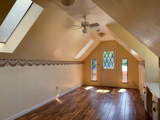 Building Photo - 2 Bedroom Country Home in Hollister