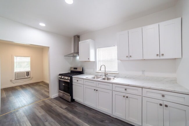 Building Photo - 611 Rochambeau St