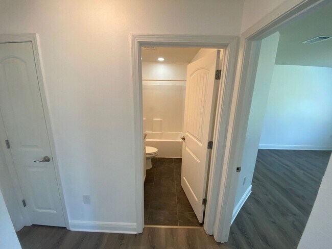 Building Photo - Gulf Breeze - Bay Ridge Park - 4 bedroom, 2 bathroom