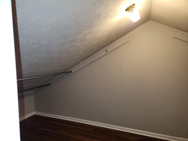 Building Photo - 841 Edgewood Dr