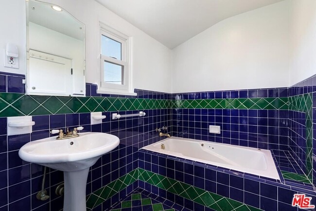 Building Photo - 1304 San Vicente Blvd