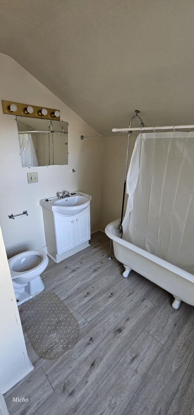 Building Photo - 508 St Clair St