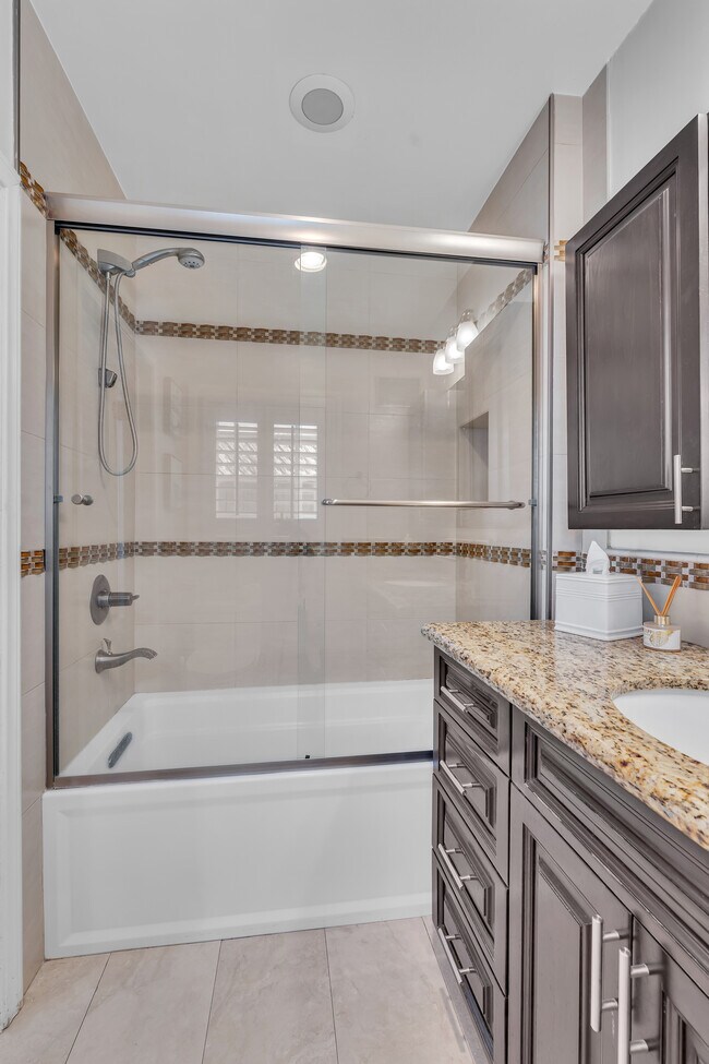 Building Photo - 326 N Doheny Dr