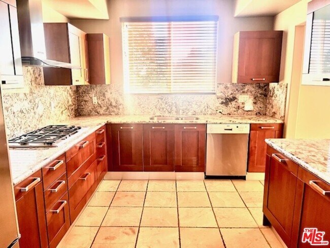 Building Photo - 8609 W Knl Dr