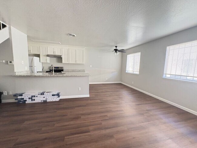 Building Photo - Charming Two Bedroom Condo