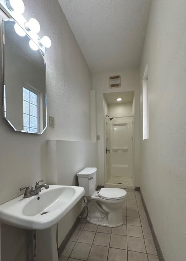 Building Photo - Beautiful 4 Bedroom, 2 Bath House for rent!!
