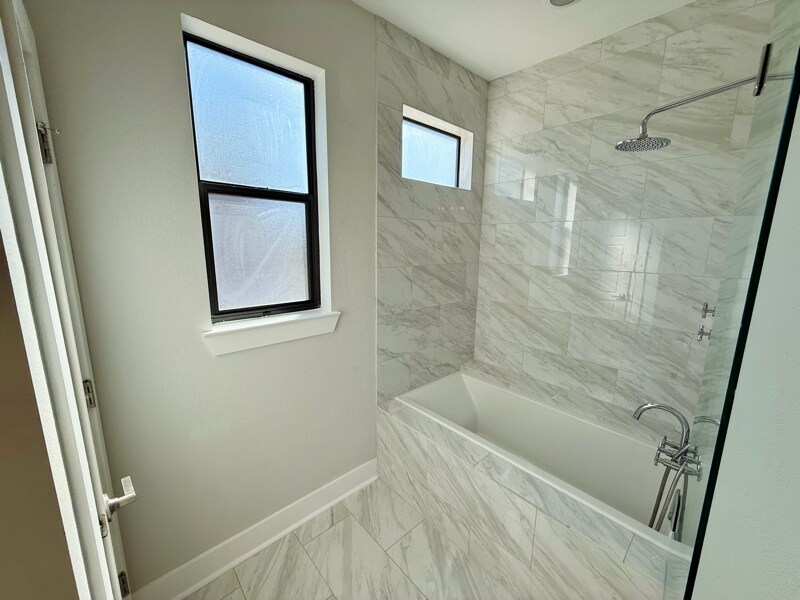 Building Photo - 1501 Lorraine Loop