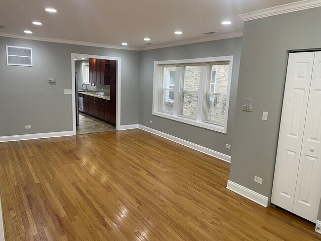 Building Photo - 6234 N Sacramento Ave