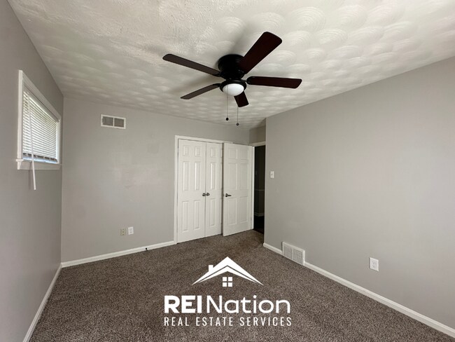 Building Photo - Spacious 4BR/2BA Memphis Rental with 2-Car Garage, Hardwood Floors & Fireplace