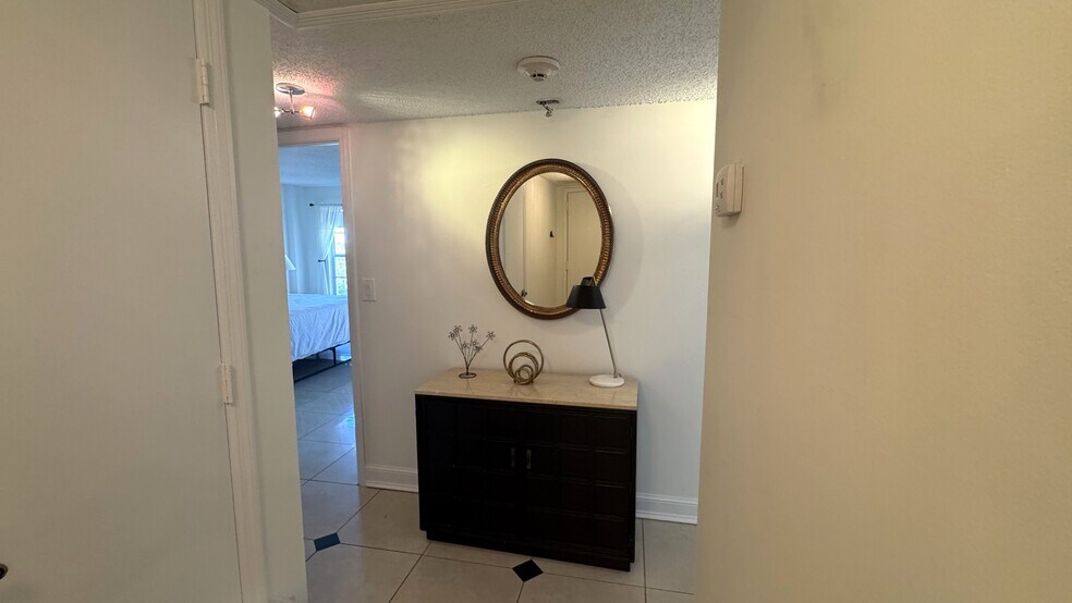 Building Photo - 951 De Soto Rd