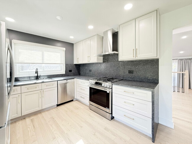 Building Photo - 3103 N Wilshire Ln