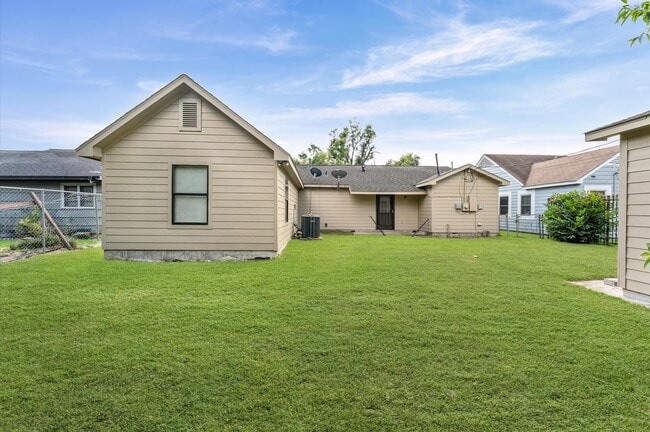 Building Photo - 5107 Gren St