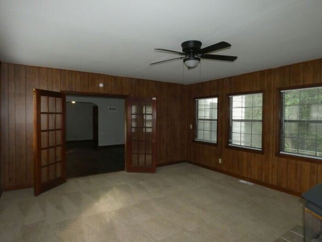Building Photo - Riverside Home Ready to Lease-4701 N Green Hills Rd