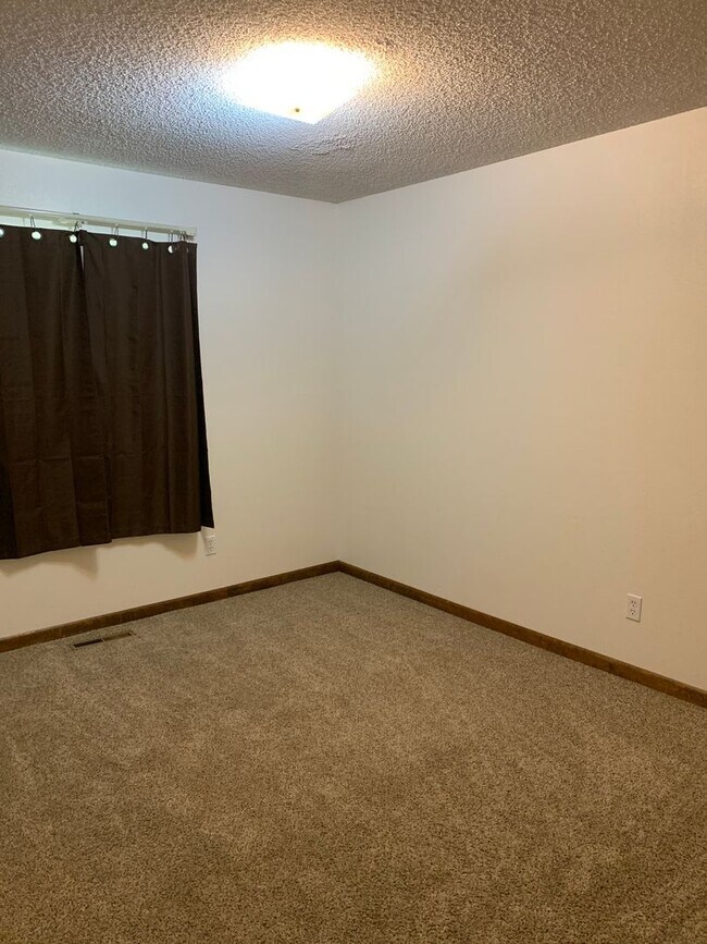 Building Photo - Space to Spread Out | 4 Bed Home + Large Yard Near Old Town