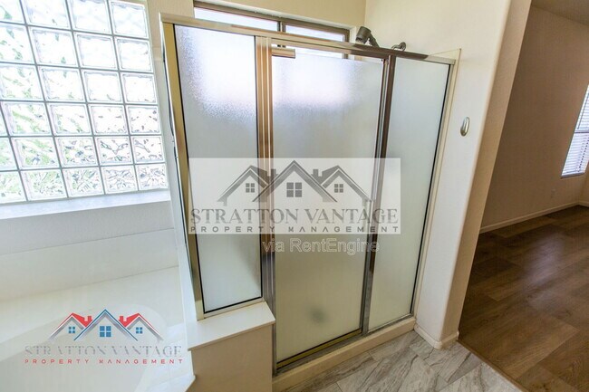 Building Photo - 960 E Constitution Dr