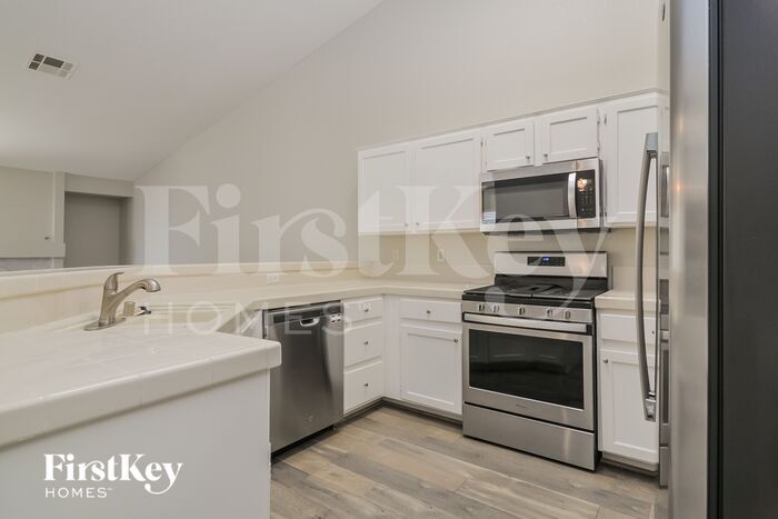 Building Photo - 827 Centaur Ave
